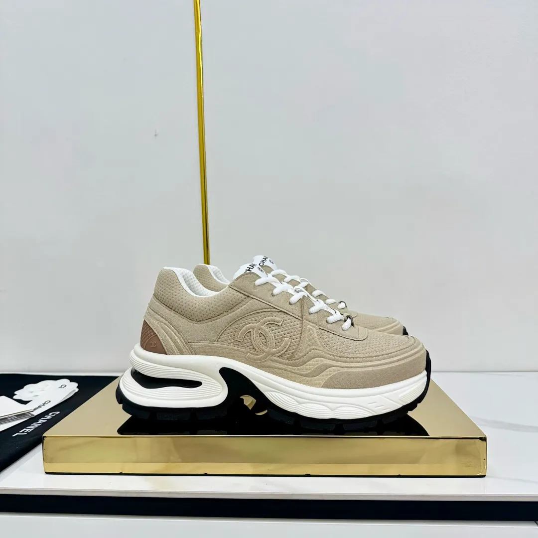 👟👟Ex-factory price 680👟👟 Upgraded version, upgraded version, upgraded version! No rebuttal accepted! ! ! ! Chanel Chanel panda shoes! 2025 counter's top casual sports shoes. This classic design; the upper is electro-embroidered with a variety of techniques; the outsole is fashionable and sporty; the unusual inclusion of a variety of color matching elements... The diversified mix and match is very good-looking and versatile, and can be used for leisure, fashion, sports, and outdoor... ꫛꫀꪝ Go➫ Materials: ❶Upper made of: original imported first-layer silk cowhide + original waterproof cloth + original first-layer cowhide ❷Inner lining: Original Yangli+Net ❸Outsole based on: Original TPU combination outsole Counter boutique packaging complete set for women 35–41 👉 👉 👉 👉